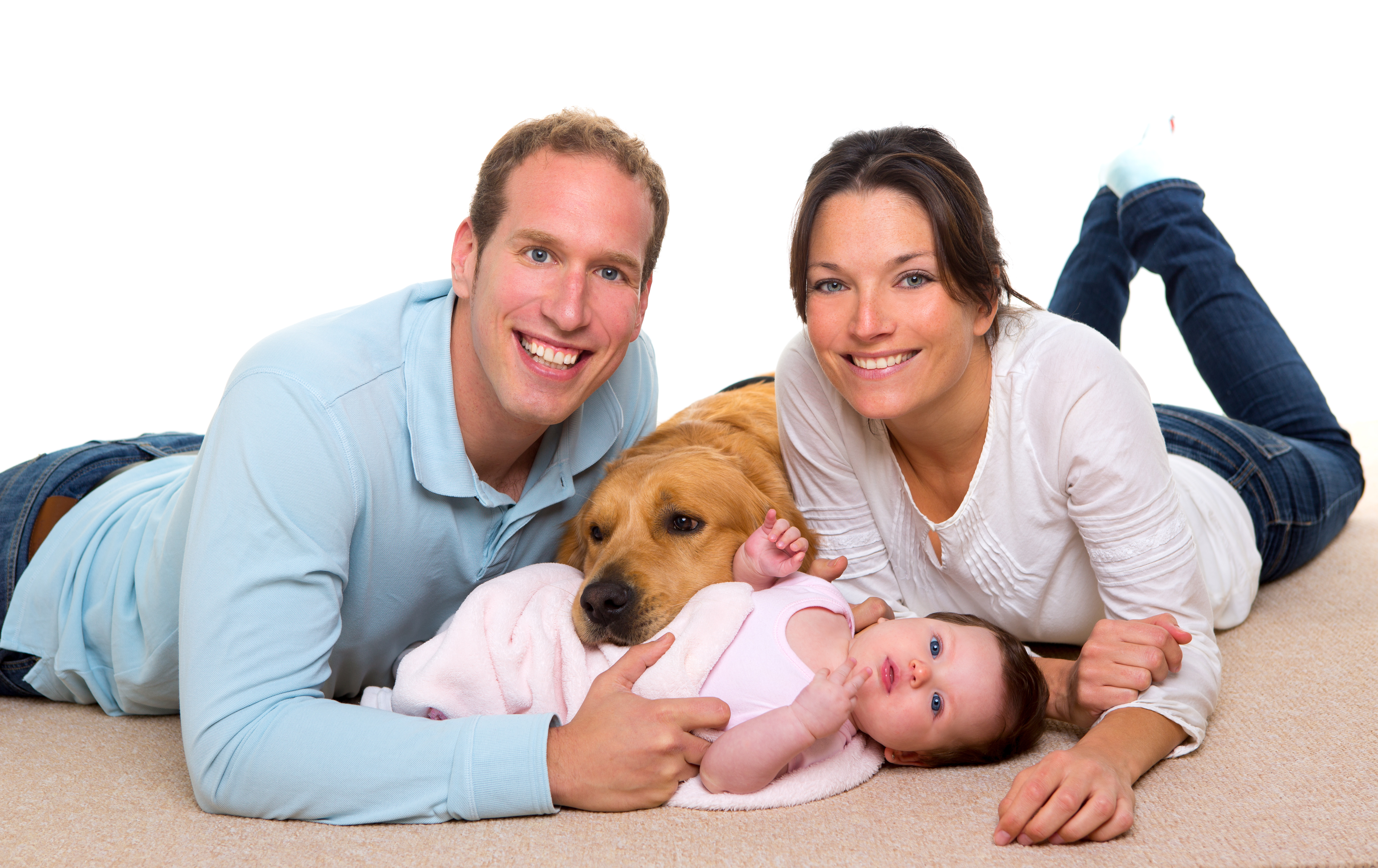Семейная пара с ребенком и собакой